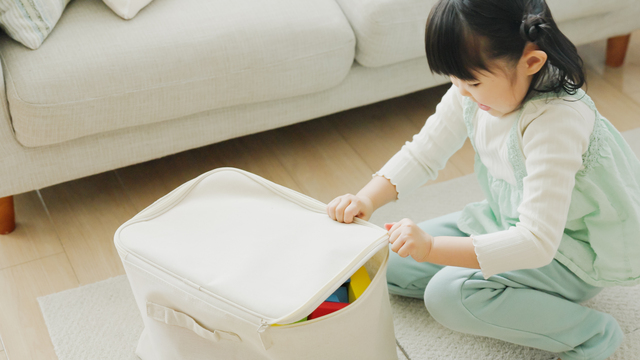 おもちゃを片付ける子供