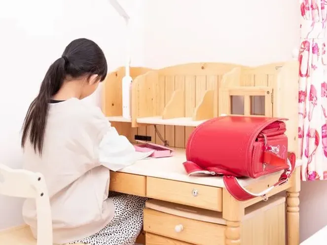 シンプルからおしゃれまで、長く使える子どもの学習机 の選び方