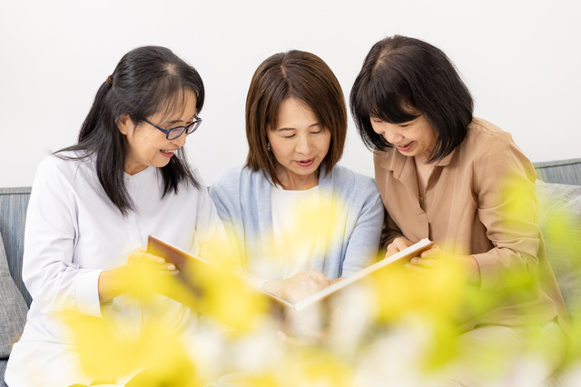 アルバム見る3人の女性