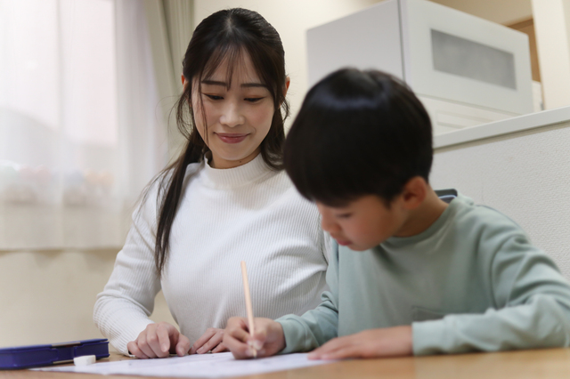 リビングで勉強する親子