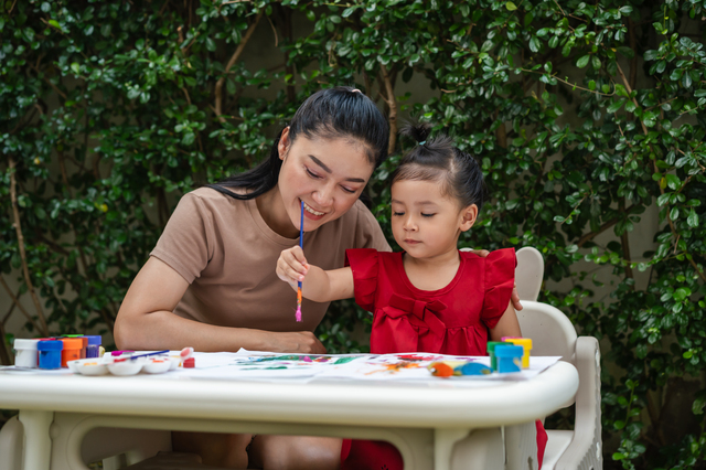 子どもと絵具をする親